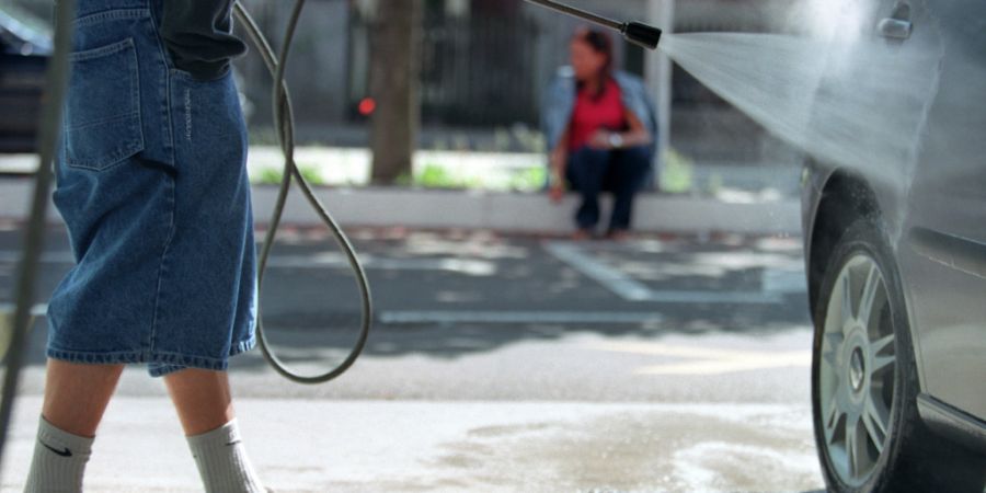 Der Zuger Wasser- und Energieversorger WWZ und die Wasserversorgung Kleinwangen bittet die Bevölkerung im Luzerner Seetal, auf das Waschen von Fahrzeugen zu verzichten. (Symbolbild)