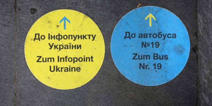 Runde Wegweiser zeigten Ende 2022 ukrainischen Flüchtlingen im Bahnhof Bern, wo es langgeht. (Archivbild)