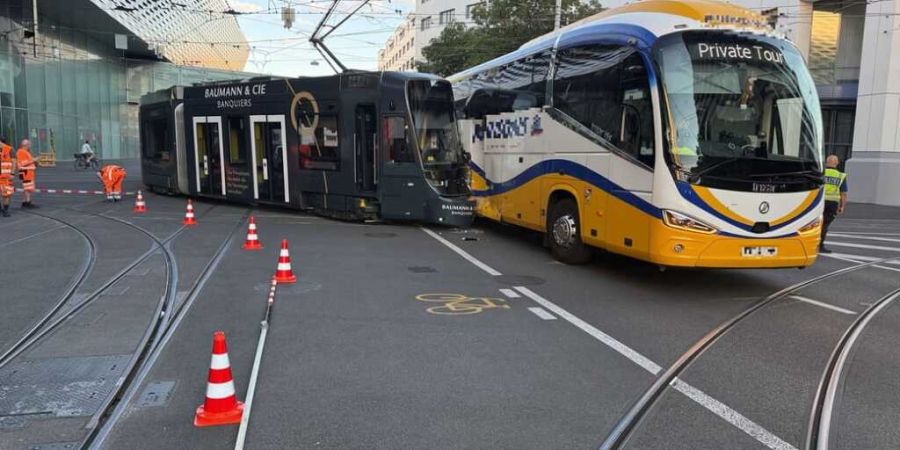 Bei der Kollision eines Reisecars und eines Trams in Basel wurde eine Jugendliche leicht verletzt.