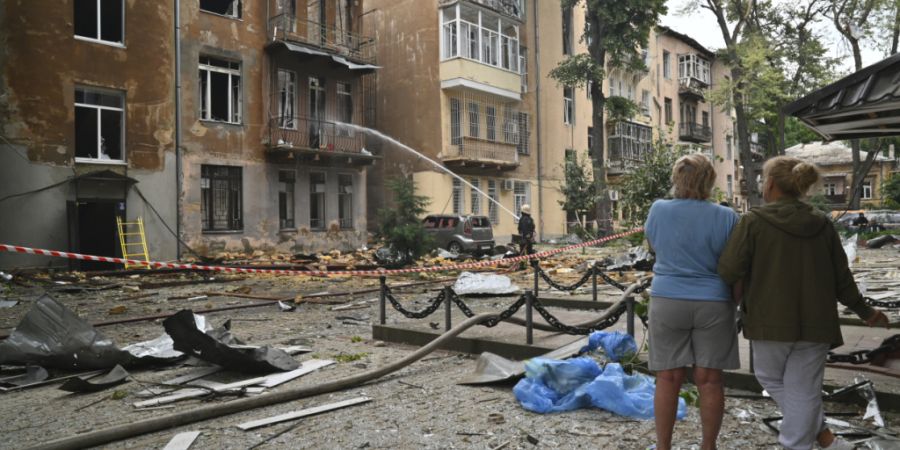 ARCHIV - Ein Feuerwehrmann löscht in Odessa ein Feuer nach einem massiven russischen Luftangriff. Foto: Michael Shtekel/AP/dpa/Archivbild