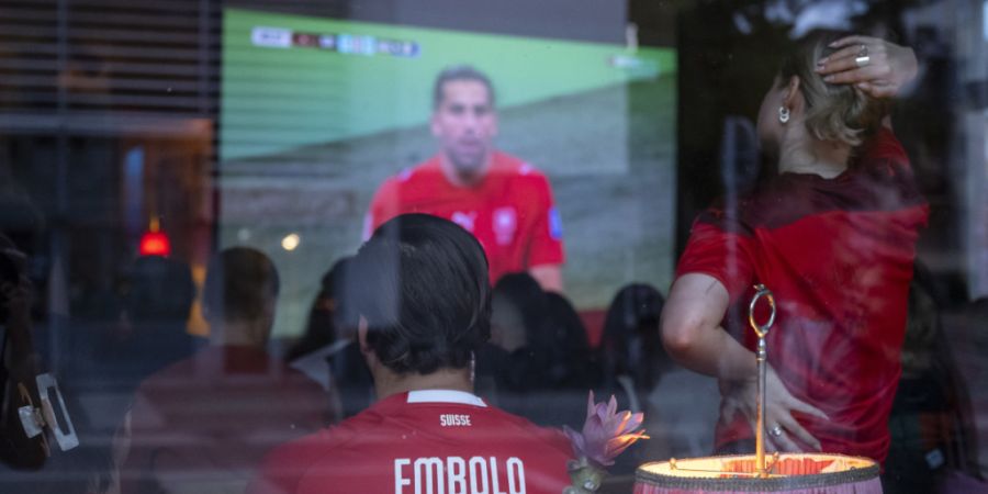 Nati-Fans dürfen das Viertelfinalspiel am Sonntagmorgen in den Innenräumen von Baselbieter Beizen bis 05.00 Uhr mitverfolgen. Vereinslokale dürfen bis 06.00 offen bleiben. (Symbolbild)