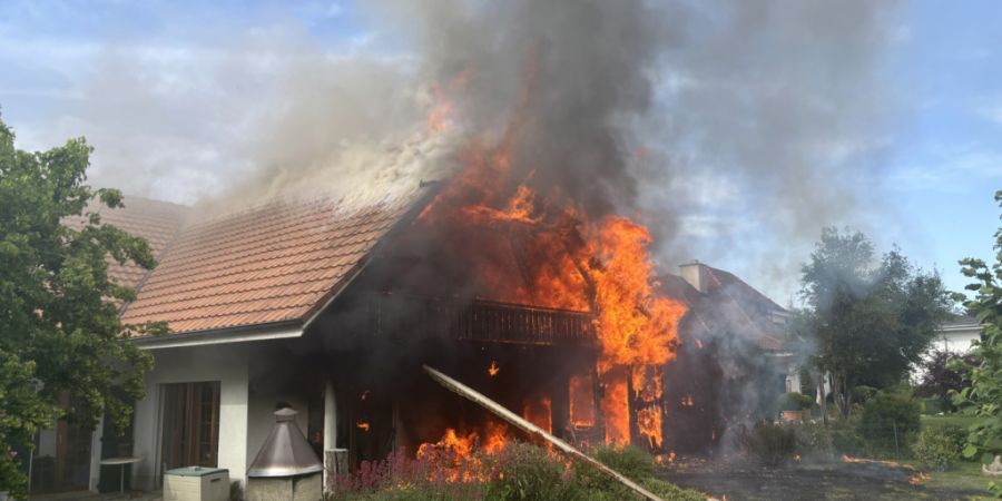 Ein Schopf und ein Wohnhaus sind am Samstagnachmittag in Walperwil BE in Brand geraten.