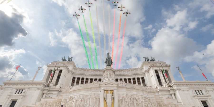 Die italienische Kunstflugstaffel «Frecce Tricolore» sprüht anlässlich des 80. Jahrestages der italienischen Republik die italienischen Farben an den Himmel. Foto: Paolo Giandotti/Qui...