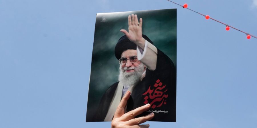 ARCHIV - Eine Frau hält ein Poster des verstorbenen iranischen Obersten Führers Ajatollah Ali Chamenei in die Höhe. Foto: Vahid Salemi/AP/dpa