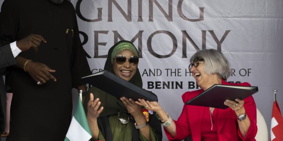 Kulturministerin Elisabeth Baume-Schneider (rechts) und ihre nigerianische Amtskollegin Hannatu Musa Musawa unterschrieben in Lagos eine bilaterale Kulturgütervereinbarung.
