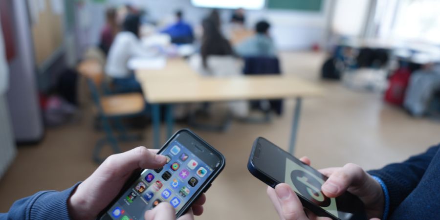 Das Bündner Parlament will es den Bündner Gemeinden und Schulträgerschaften überlassen, welche Regeln sie zur Handynutzung an Schulen treffen. (Symbolbild)