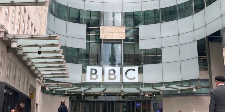 ARCHIV - Das Sender-Logo prangt am Eingang der britischen Rundfunkanstalt BBC. Foto: Christoph Meyer/dpa