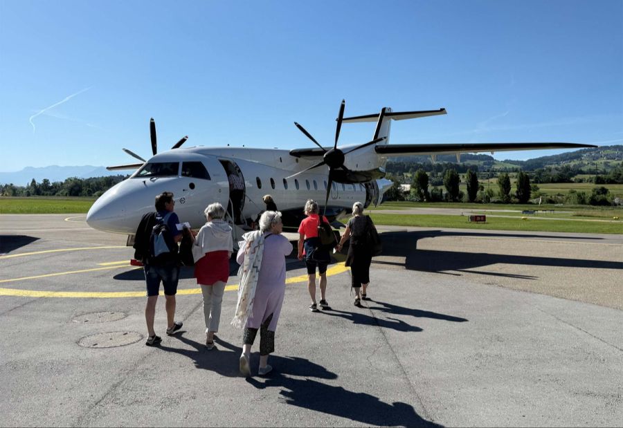 Los geht's: Die Passagiere machen sich auf den Weg in die Dornier 328. In Altenrhein sind es nur wenige Schritte vom Check-in bis ins Flugzeug.