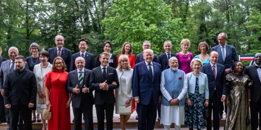 dpatopbilder - Die Staats-und Regierungschefs der G7 mit den Gastländern und ihren jeweiligen Partnern haben sich zum Gruppenfoto vor der Abendveranstaltung aufgestellt. Foto: Michael ...