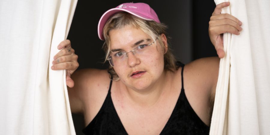 Die Tessiner Künstlerin Rebecca Solari ist in verschiedenen Disziplinen und Sprachen zu Hause. Am Wochenende performt sie auf dem Klausenpass.