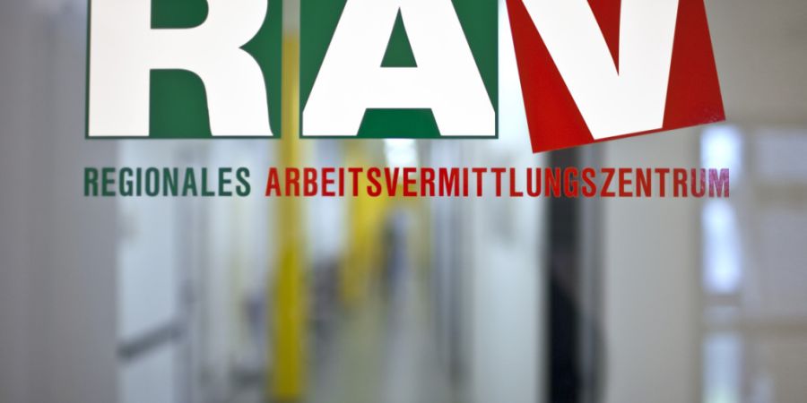 Die Regionalen Arbeitsvermittlungszentren (RAV) im Kanton St. Gallen seien nur auf dem digitalen Weg erreichbar, wird in einem neuen Vorstoss kritisiert. (Archivbild)