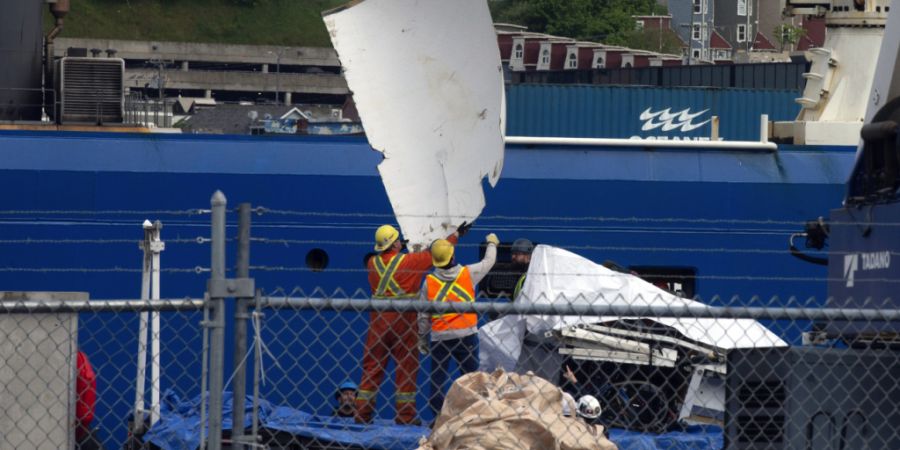 ARCHIV - Trümmer des Tauchboots «Titan», das vom Meeresboden in der Nähe des Wracks der Titanic geborgen wurde, werden am Pier der kanadischen Küstenwache vom Schiff «Horizon Arct...