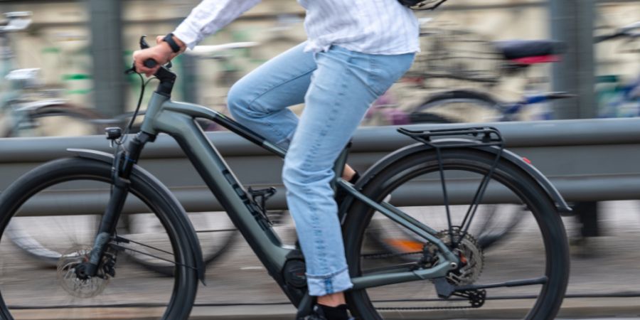 Die E-Bike-Fahrerin wurde bei der Kollision schwer verletzt. (Symbolbild)