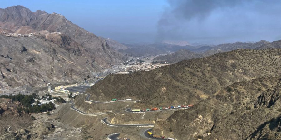 ARCHIV - Nach Zusammenstößen zwischen pakistanischen und afghanischen Streitkräften in der Nähe des Grenzübergangs Torkham in Pakistan steigt Rauch von der afghanischen Seite auf, ...