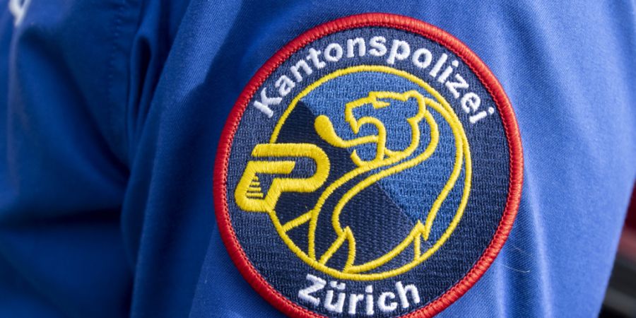 Die Kantonspolizei Zürich verhaftete am Dienstag einen «falschen Handwerker» in Hirzel. Der Franzose soll zwei Rentnerpaare mit schlechten und überteuerten Arbeiten betrogen haben. (S...