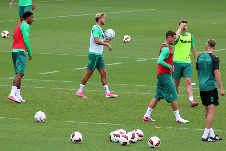 Cedric Itten (2.v.r) spielt neu bei Werder Bremen.