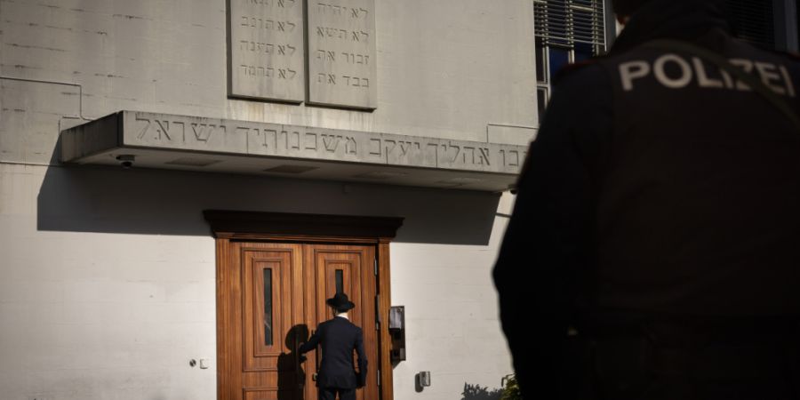 Ein 35-Jähriger brachte in der Nähe einer Synagoge in Zürich einen rechtsradikalen Kleber an. Er bestritt vor Gericht eine diskriminierende Absicht. (Archivbild)
