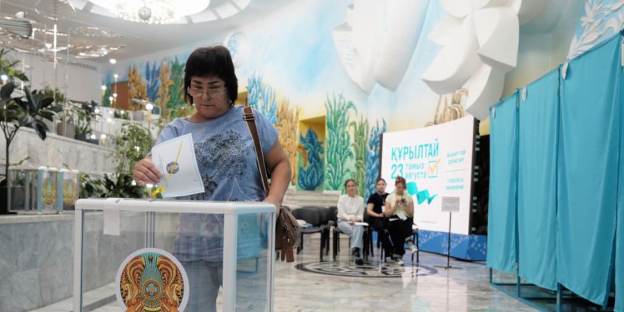 Eine Frau gibt bei vorgezogenen Parlamentswahlen in Almaty, Kasachstan, in einem Wahllokal ihre Stimme ab. Foto: Vladimir Tretyakov/AP/dpa