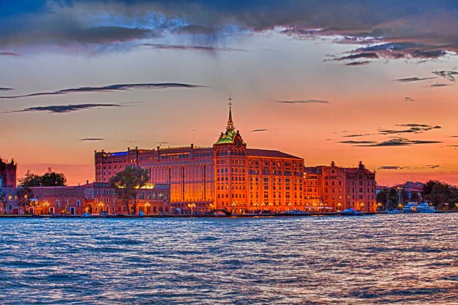 Imposante Aufnahme: Das 5-Sterne Erstklasshotel Hilton Molino Stucky Venice.
