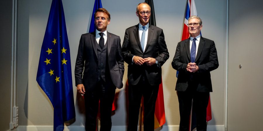 ARCHIV - Frankreichs Präsident Emmanuel Macron, Bundeskanzler Friedrich Merz (CDU) und Keir Starmer, Premierminister von Großbritannien, treffen sich in Den Haag im Delegationshotel a...