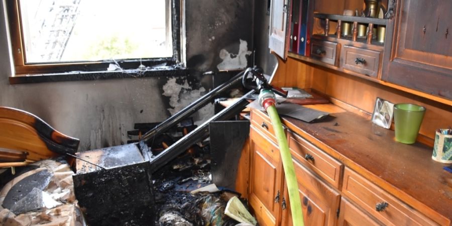 Bei einem Wohnungsbrand in Thusis verletzte sich eine Person leicht.