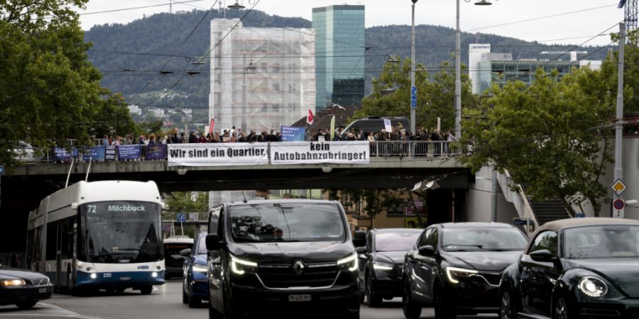 Für Tempo 30 auf der Rosengartenstrasse kämpften Aktivisten an einer Demo auf der Rosengartenbrücke.