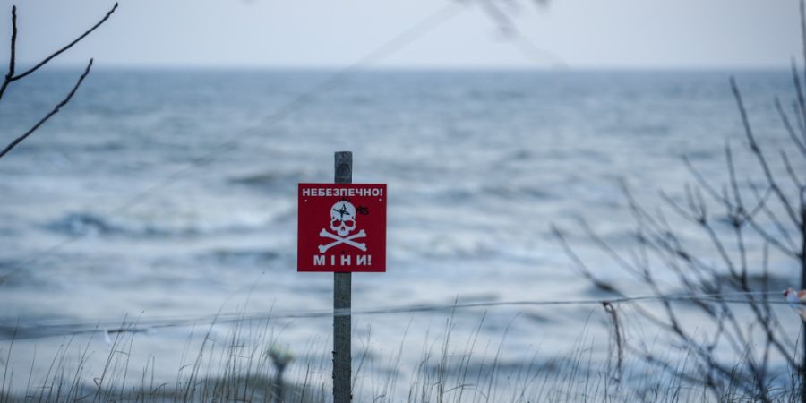 ARCHIV - «Achtung, Minen»-Zeichen an der Küste von Odessa. Foto: Kay Nietfeld/dpa