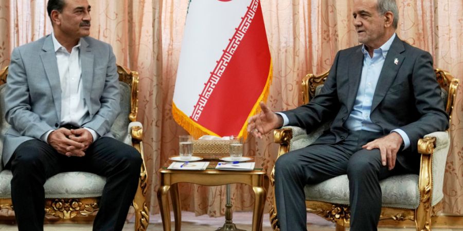ARCHIV - Der iranische Präsident Masoud Pezeshkian (r) spricht mit dem pakistanischen Armeechef, Feldmarschall General Asim Munir. Foto: Uncredited/Iranian Presidency Office/dpa - ACHT...