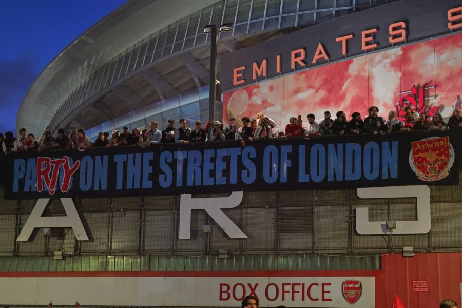 Das Motto des Abends steht schon am Stadion: Rund ums Emirates verwandelt sich Nordlondon in eine einzige Partyzone.