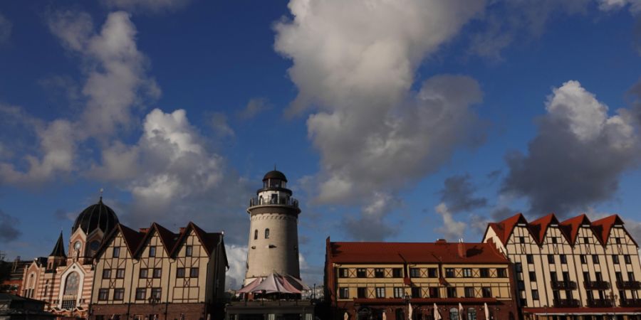ARCHIV - Eine Häuserzeile in der russischen Ostsee-Exklave Kaliningrad erinnert an das historische Aussehen der Stadt, die einmal Königsberg hieß. Foto: Ulf Mauder/dpa (Archivbild)