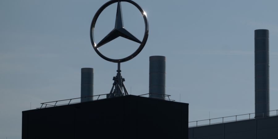 Der Autobauer Mercedes-Benz muss sparen. Als Folge davon verschiebt der Konzern eine für den Juli vorgesehene tarifliche Sonderzahlung auf das kommende Jahr.(Symbolbild)