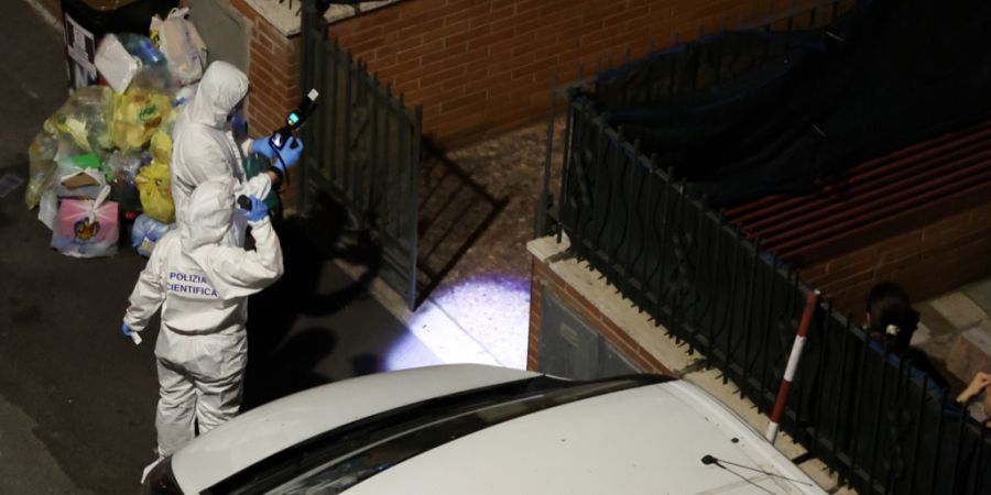 Die Spurensicherung ist an einem Haus in Rom im Einsatz. Ein Ehepaar und ihre kleine Tochter sind in ihrer Wohnung mit einer Machete umgebracht worden. Foto: Francesco Benvenuti/LaPress...