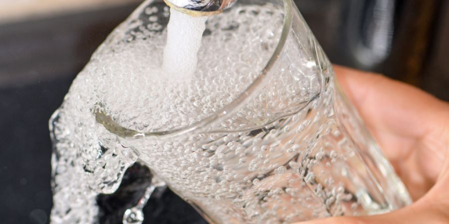 Im Trinkwasser der Gemeinden Baden, Wettingen, Neuenhof und Würenlos ist ein Benzinrückstand nachgewiesen worden. Da die Konzentration deutlich unter dem Höchstwert liegt, besteht la...