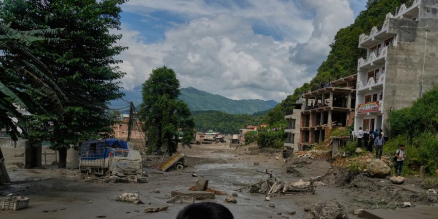 Nach der gewaltigen Sturzflut im Himalaya-Gebiet ist die Gesamtzahl der Vermissten auf über 1300 gestiegen - darunter sind auch zahlreiche Touristen. Hilfswerke aus der Schweiz haben n...