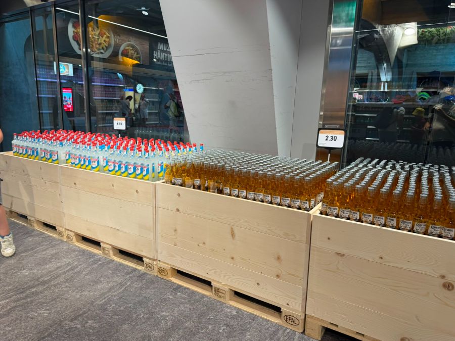 Ein Augenschein vor Ort zeigt: Coop verkauft Bier in Glasflaschen am Stadelhofen.