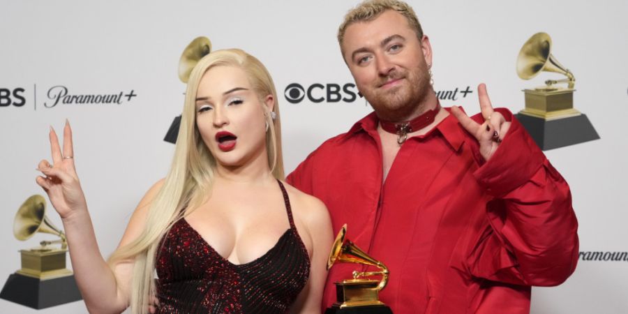 ARCHIV - Kim Petras (l) und Sam Smith, Gewinner des Preises für die beste Pop-Duo/Gruppen-Performance für «Unholy», posieren im Presseraum bei der Verleihung der 65. Grammy Awards. ...