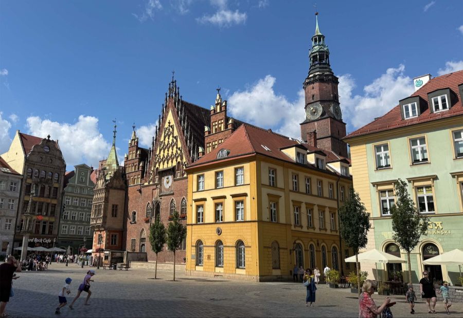Das Rathaus von Breslau ist ein Blickfang mitten auf dem Marktplatz.