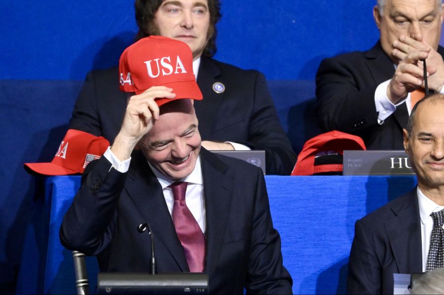 Und er nahm an der Sitzung von Trumps Friedensrat teil – mit einer auffälligen Kappe.