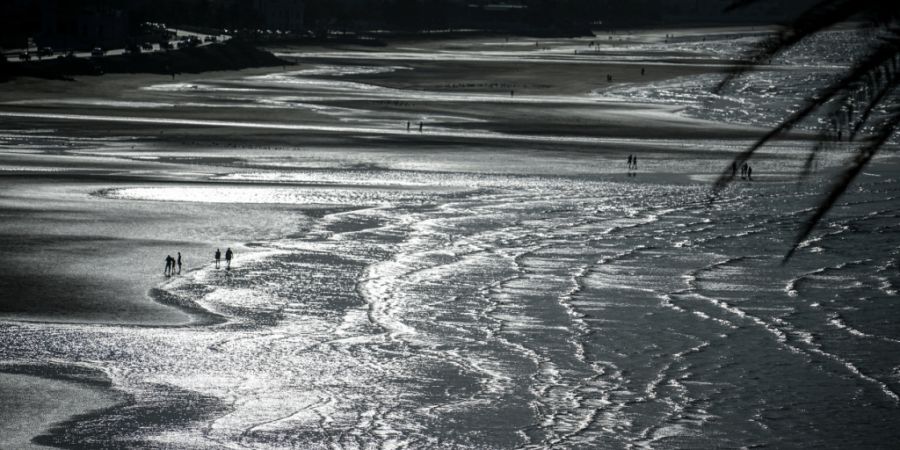 ARCHIV - Das Meer reflektiert am Strand von Maskat die Sonne. Foto: Kay Nietfeld/dpa
