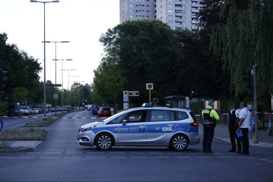 Die Polizei sperrt einige Zufahrtsstrasse ab in der Nähe einer Geiselnahme in einem Supermarkt.