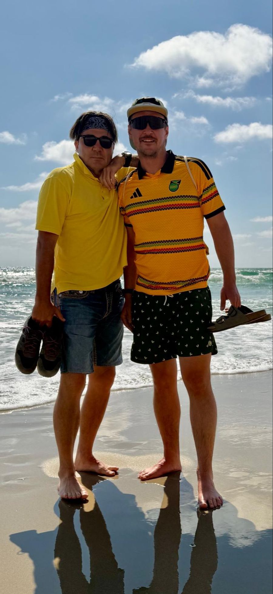 Mischi und Sebastian Wendel am Strand.