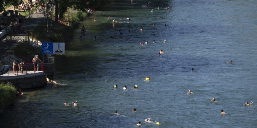 Aus der Aare in Bern werden regelmässig Fundstücke aller Art geborgen. (Symbolbild)