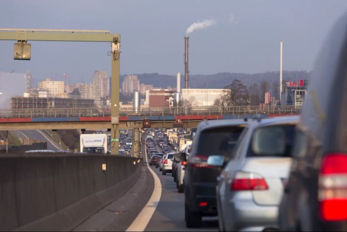 Ein Umstieg vom Auto auf den ÖV sei durch eine Vergünstigung des U-Abos nicht zu erwarten, sagt Brodbeck. Stau Pratteln
