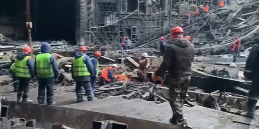 HANDOUT - Auf diesem vom Pressedienst des russischen Katastrophenschutzministeriums veröffentlichten Foto arbeiten Rettungskräfte in der ausgebrannten Konzerthalle nach einem Terroranschlag auf das Gebäude der Crocus City Hall. Foto: Uncredited/Russian Emergency Ministry Press Service/AP/dpa