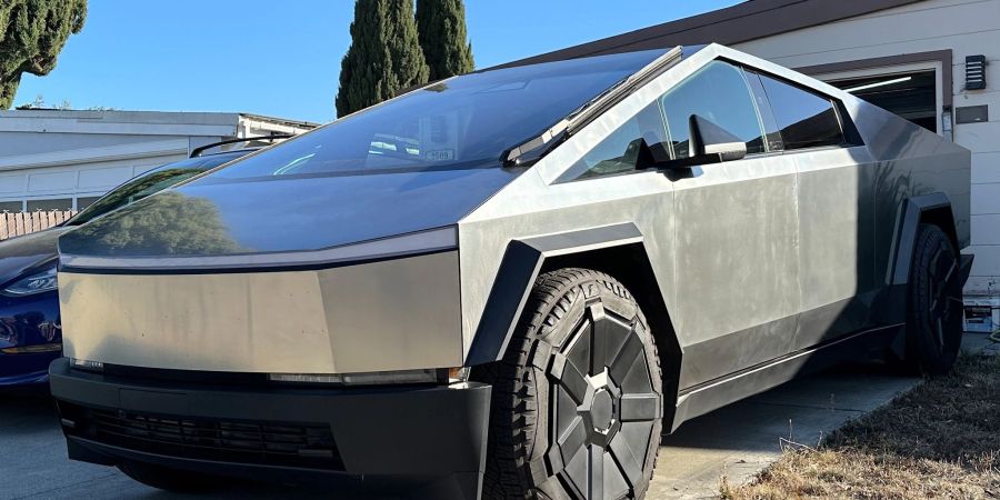 Teslas Cybertruck ist rund drei Tonnen schwer und hat eine Karosserie aus dickem Edelstahl.