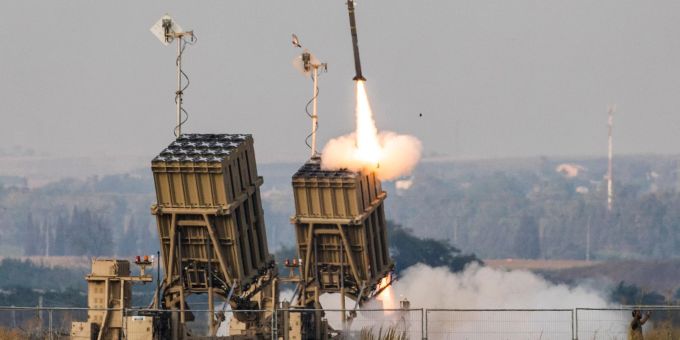 Das Iron-Dome-Raketenabwehrsystem feuert eine Abfangrakete ab. Iron Dome