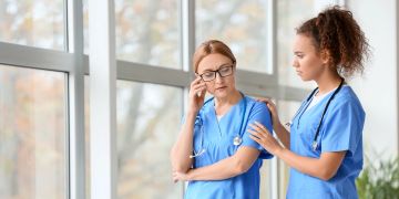 ärztin tröstet kollegin, krankenhaus