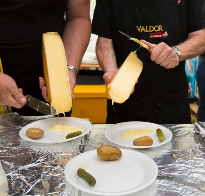 In Sion gehört ein Raclette einfach zum Event. Käse Raclette Teller Tisch