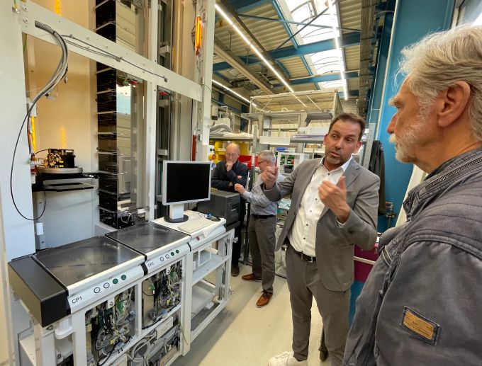 Schweizer Technologie: Yves Fenner, Director Product Management, erläutert eine der Hochtechnologiemaschinen von Brooks CCS RS. Schweizer Technologie