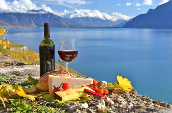 Rotwein, Käse, Brot und Kirschtomaten - im Lavaux kann man es sich gutgehen lassen. Lavaux bei Genf